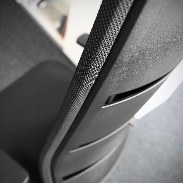 detailbild hoehenverstellbare rueckenlehne von nachhaltigem buerostuhl lento agilis matrix netz abfallfrei herstellt zero waste