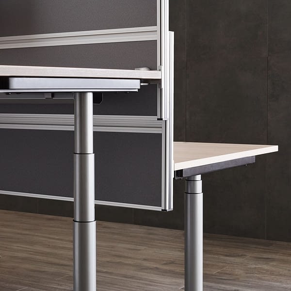 detailbild eines doppelarbeitsplatz mit steh sitz schreibtisch elektrisch hoehenverstellbar made in germany von lento mit akustiktrennwand