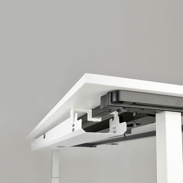 <strong>KABELKANAL</strong><br>beidseitig abklappbar - werkseitig montiert - 3 Farben