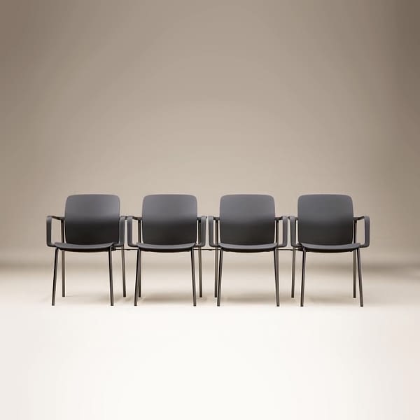 lento light 2.0 Stapelstuhl günstig / Vierfuß Stuhl mit Armlehnen - verkettbar für eine geordnete und sichere Anordnung