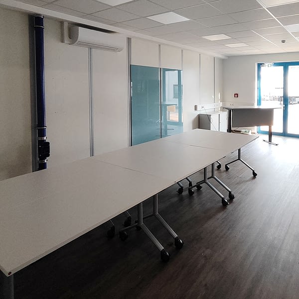 lento Schreibtisch auf Rollen klappbar - Klapptisch fürs Büro Milieufoto