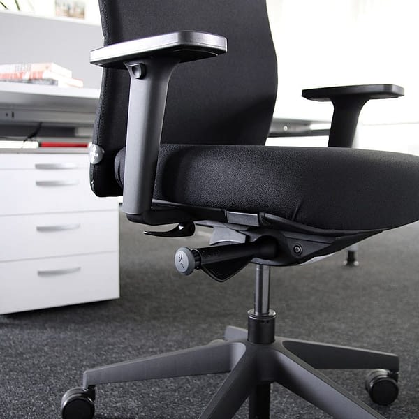 Detailaufnahme vom ergonomischen Bürostuhl agilis lento in schwarz