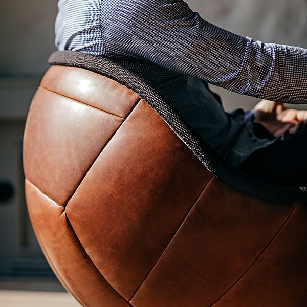 lillus wembley Retro Fußball Loungesessel – braunes Vintage-Leder, Detailaufnahme, Fußball inspiriertes Design und hochwertig verarbeitet