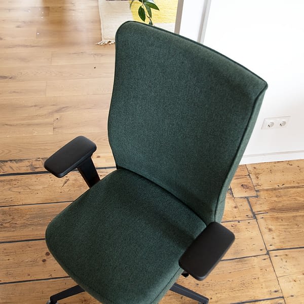 agilis genesis ergonomischer Bürostuhl grün - Nahaufnahme in wohnlicher Atmosphäre