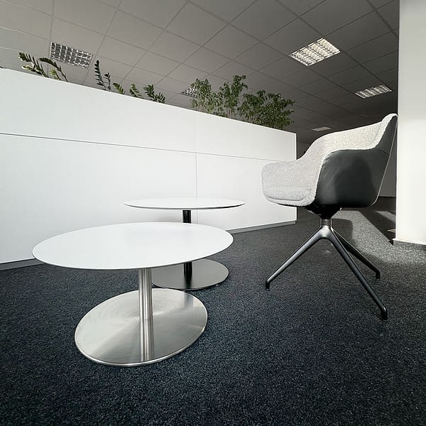 Beistelltisch | Esstisch Rund weiss mit Konferenzstuhl sitting smart Materialmix