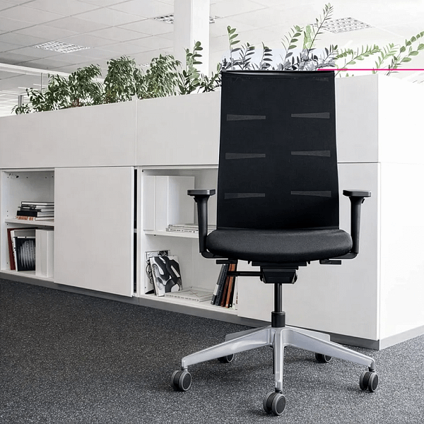 Ergonomischer Bürostuhl agilis matrix Start-up Edition mit Alu-Fußkreuz von vorne, helles Büro im Hintergrund, made in Germany, lento