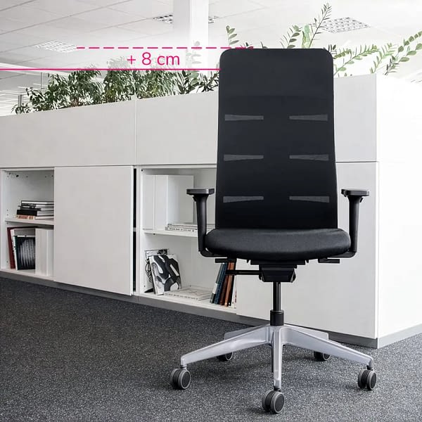 Ergonomischer Bürostuhl agilis matrix Start-up Edition 2 von vorne, höherer Rücken, modernes Büro im Hintergrund, made in Germany, lento