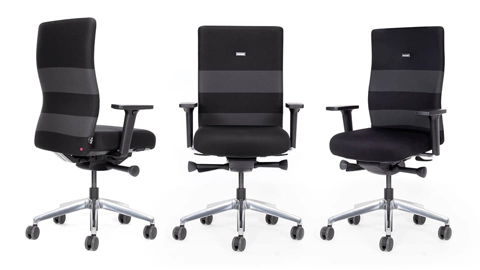 Der ergonomische Bürostuhl agilis in Schwarz-Grau wird in drei Ansichten – Front-, Seiten- und Rückansicht – gezeigt und macht seine ergonomische Formgebung deutlich.