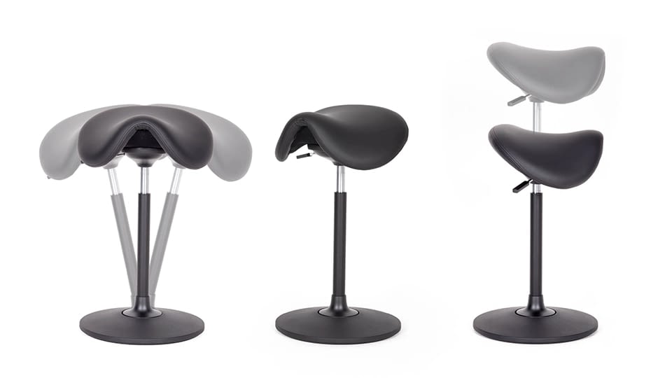 In drei Ansichten zeigt sich die Sitz-Stehhilfe sella activa mit schwarzem Sattelsitz in Bewegung, normaler Sitzhöhe und Sitzhöhenverstellung und macht so die 360°-Funktion sichtbar.