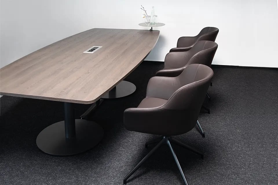 Bürostuhl ohne Rollen, hochwertige Konferenzstühle an einem Konferenztisch im Meetingraum Hersteller lento