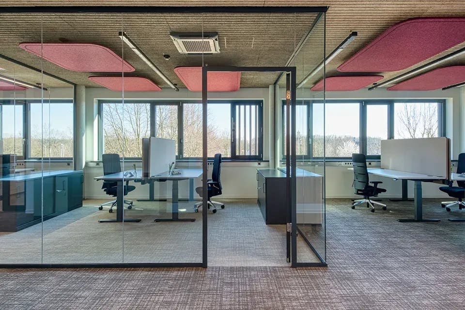 Großraumbüro mit höhenverstellbaren elektrischen Steh-Sitz-Schreibtischen und Bürostühlen agilis matrix in schwarz, moderne Büroeinrichtung made in Germany, lento