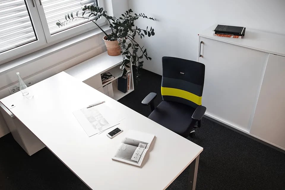 Bürostuhl für große Menschen: Ergonomischer agilis mit gelben Streifen am Schreibtisch, Direktansicht im Büro Hersteller lento