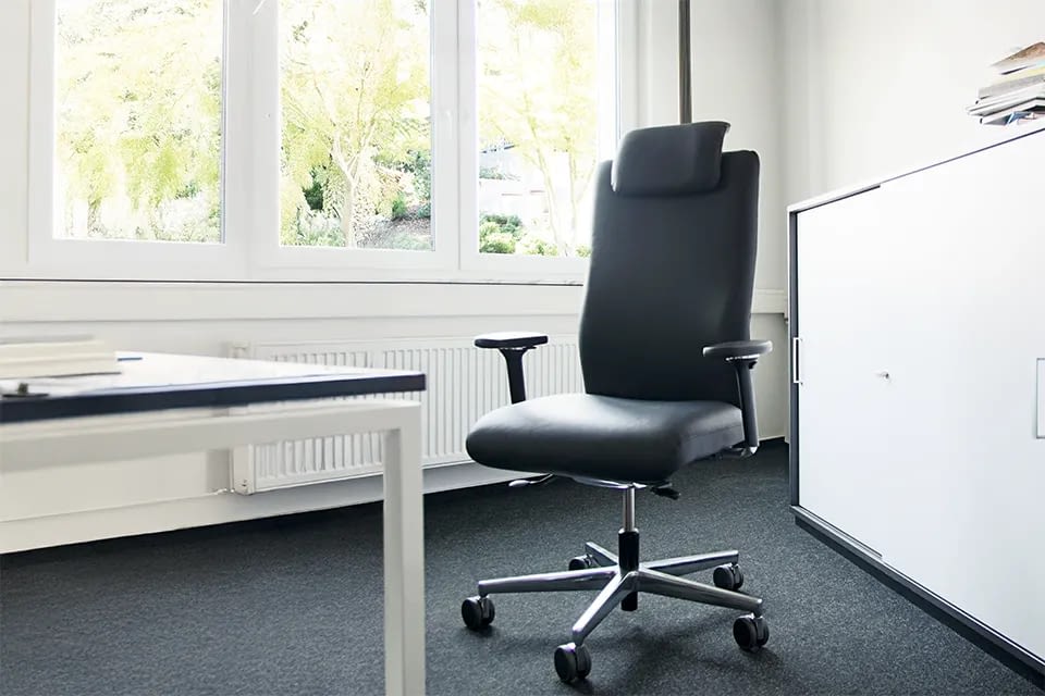 Bürostuhl XXL, Schwerlaststuhl: Ergonomischer agilis xxl Bürostuhl aus Echtleder in Büroumgebung Hersteller lento