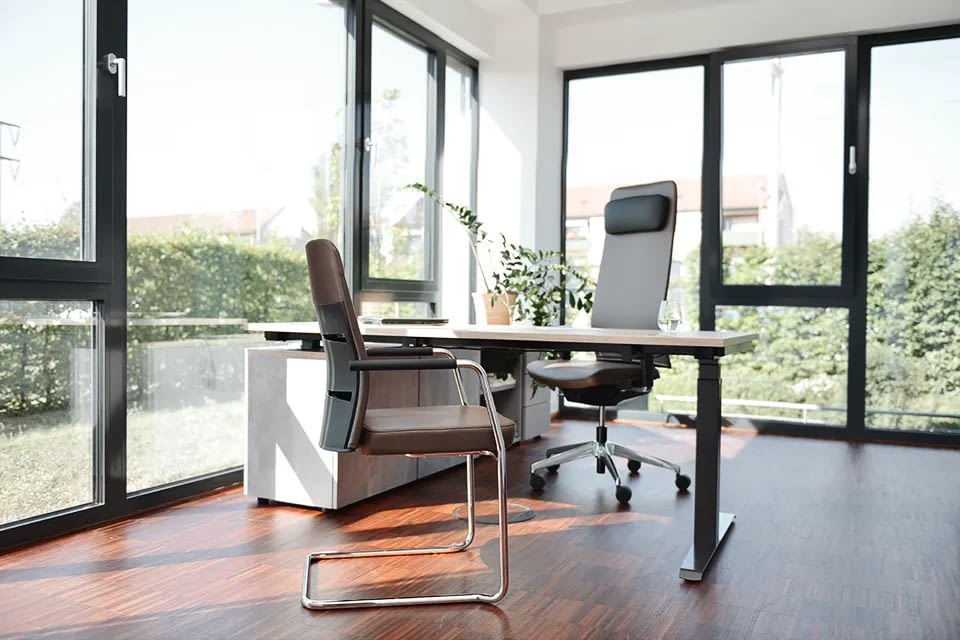 Ergonomischer Chefsessel agilis matrix Echtleder, Freischwinger und einen Sitz-Stehschreibtisch in einem hellen Büro mit Fenster - Bürostuhl Design lento