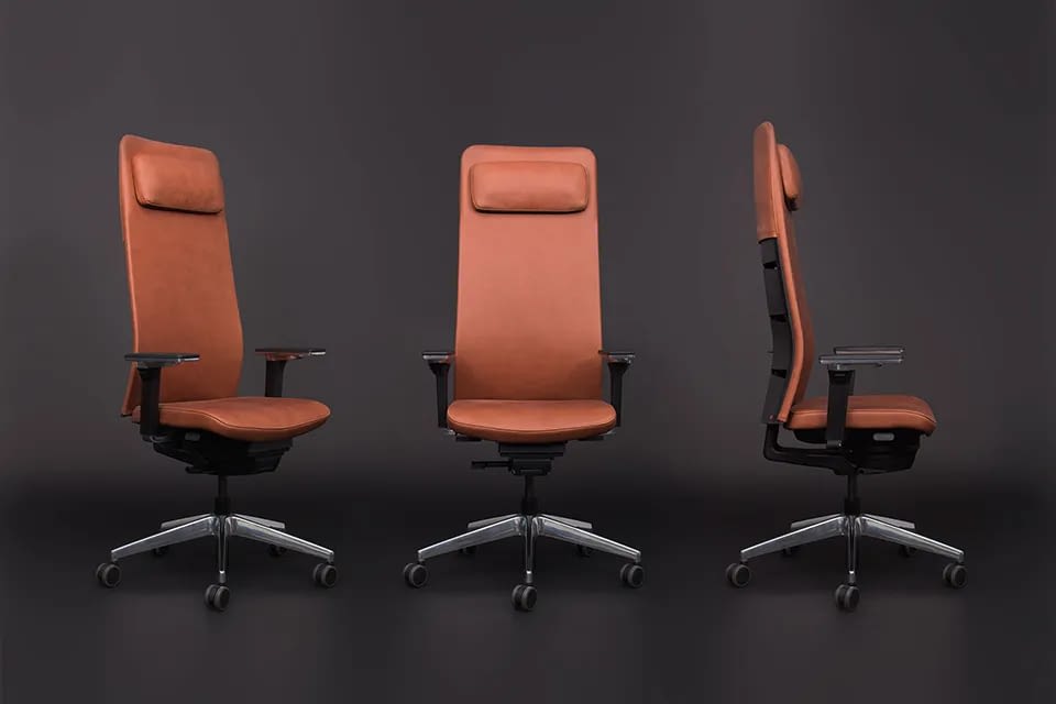 Ergonomischer Chefsessel agilis matrix in Echtleder Calvados, drei Ansichten vor dunklem Hintergrund, ergonomisches Bürostuhl Design Hersteller lento