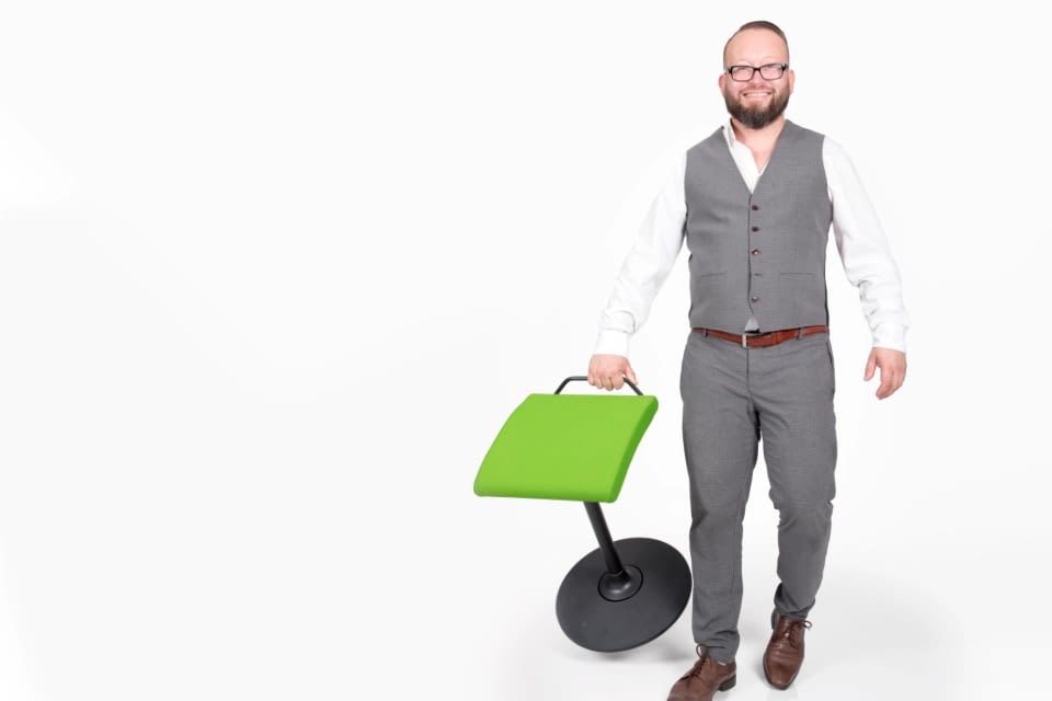Büromöbel Leasing Angebote Sitz-Stehhilfe mit grünem Polster leicht zu transportieren Büromöbel leasen direkt vom Hersteller lento
