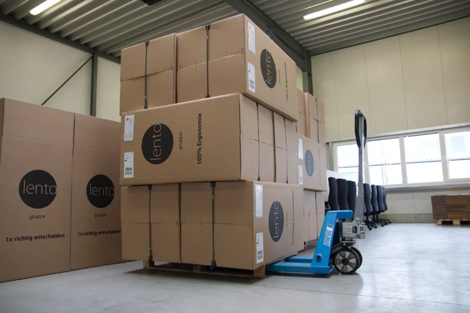 Bürostuhl direkt vom Hersteller testen fertige Bürostühle aufgestapelt auf Ameise in Produktionshalle bereit für Auslieferung lento