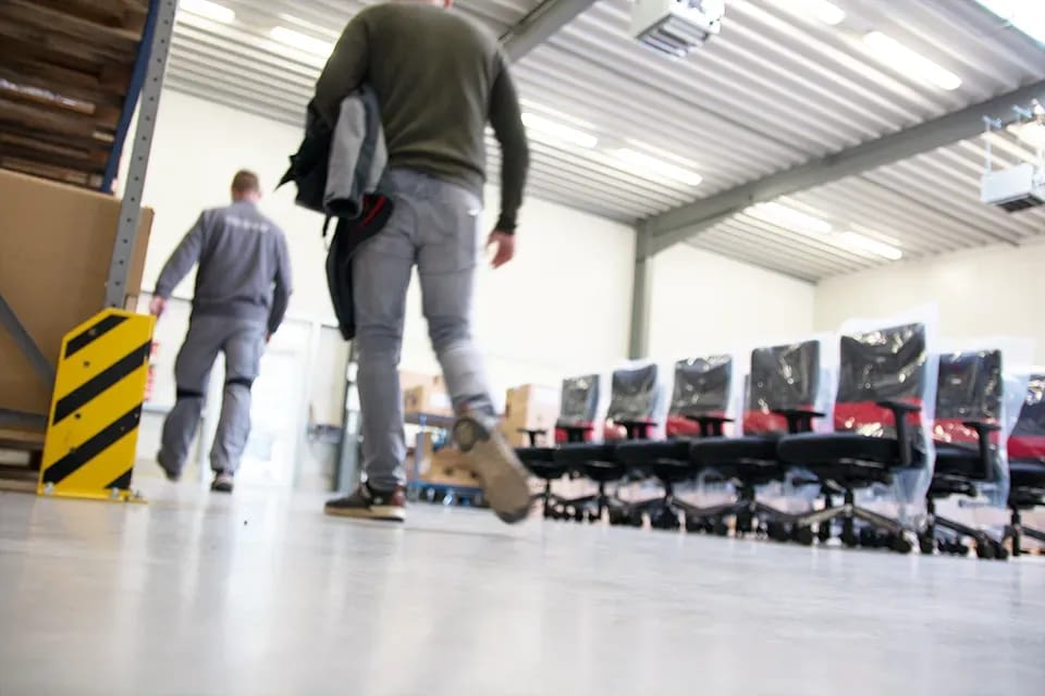 Bürostuhl testen agilis ergonomische Bürostühle mit Kontraststreifen rot Netzrücken in Produktionshalle lento