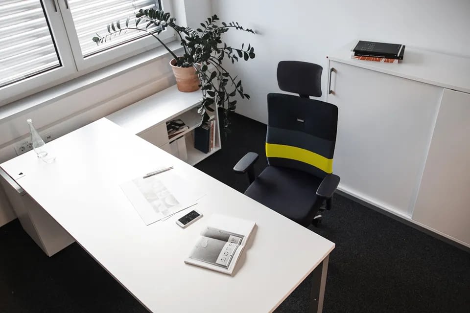 Bürostuhl testen agilis ergonomischer Bürostuhl mit Kopfstütze und gelben Streifen am Schreibtisch im Büro in Direktansicht lento