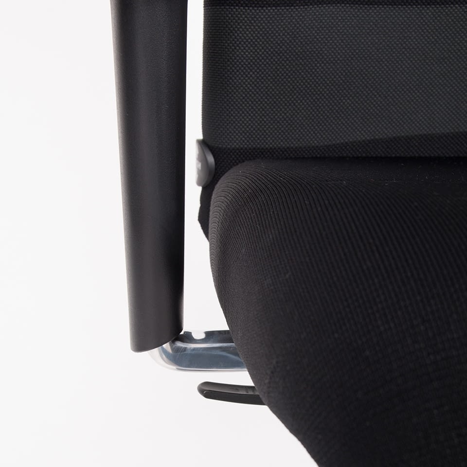 Detailansicht der Sitzfläche des agilis comfort Bürostuhls in schwarz mit sichtbarer Struktur des Bezugs.