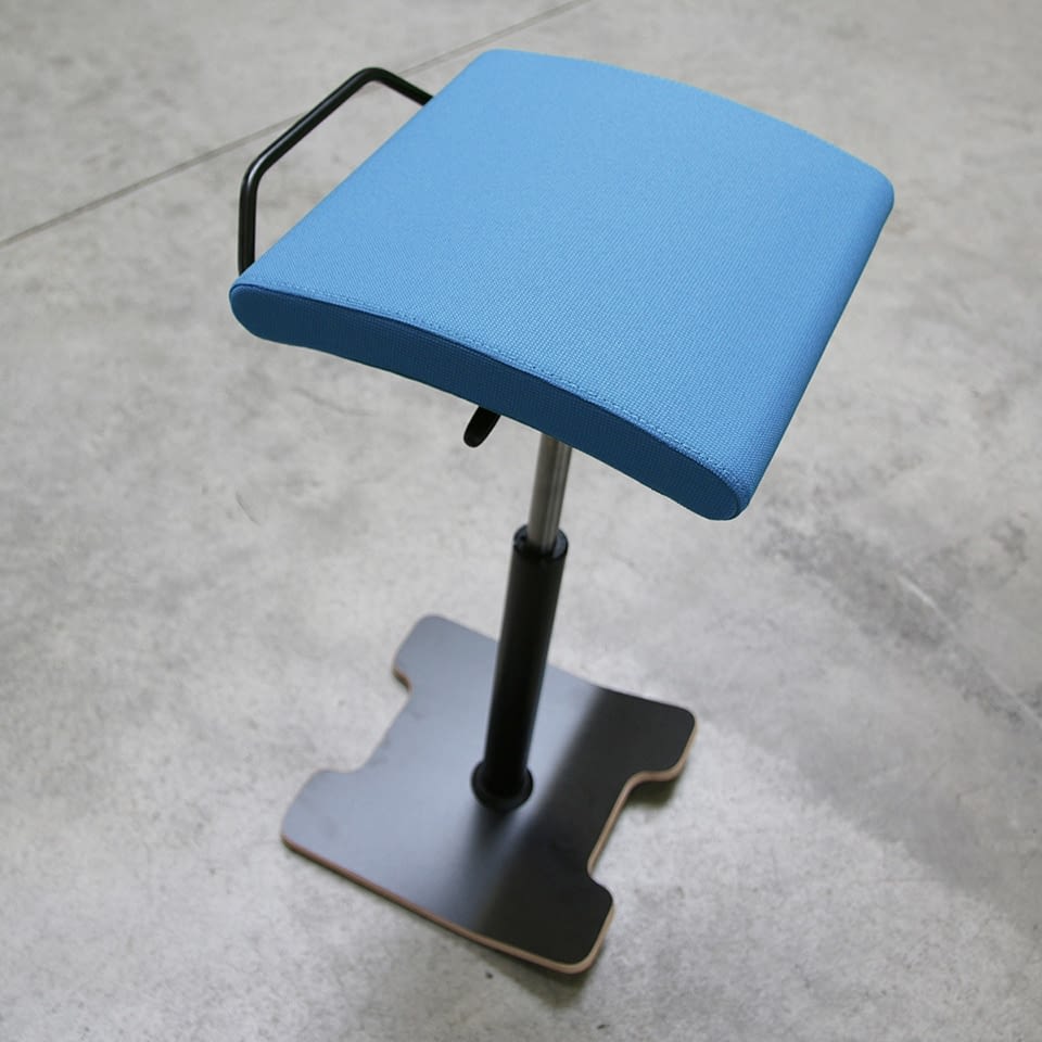 Die blaue Sitz Stehhilfe sella activa ist im Detail mit sichtbarer Nahtführung und Stoffstruktur abgebildet.