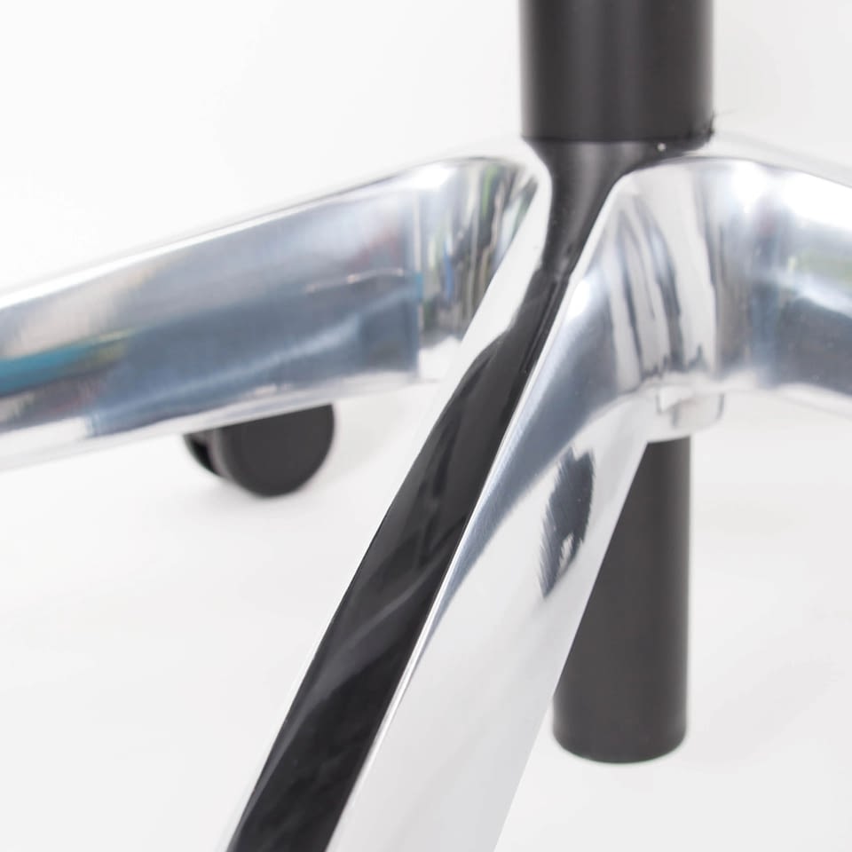 Das Aluminium-Fußkreuz der Modelle agilis und agilis matrix ist dargestellt.