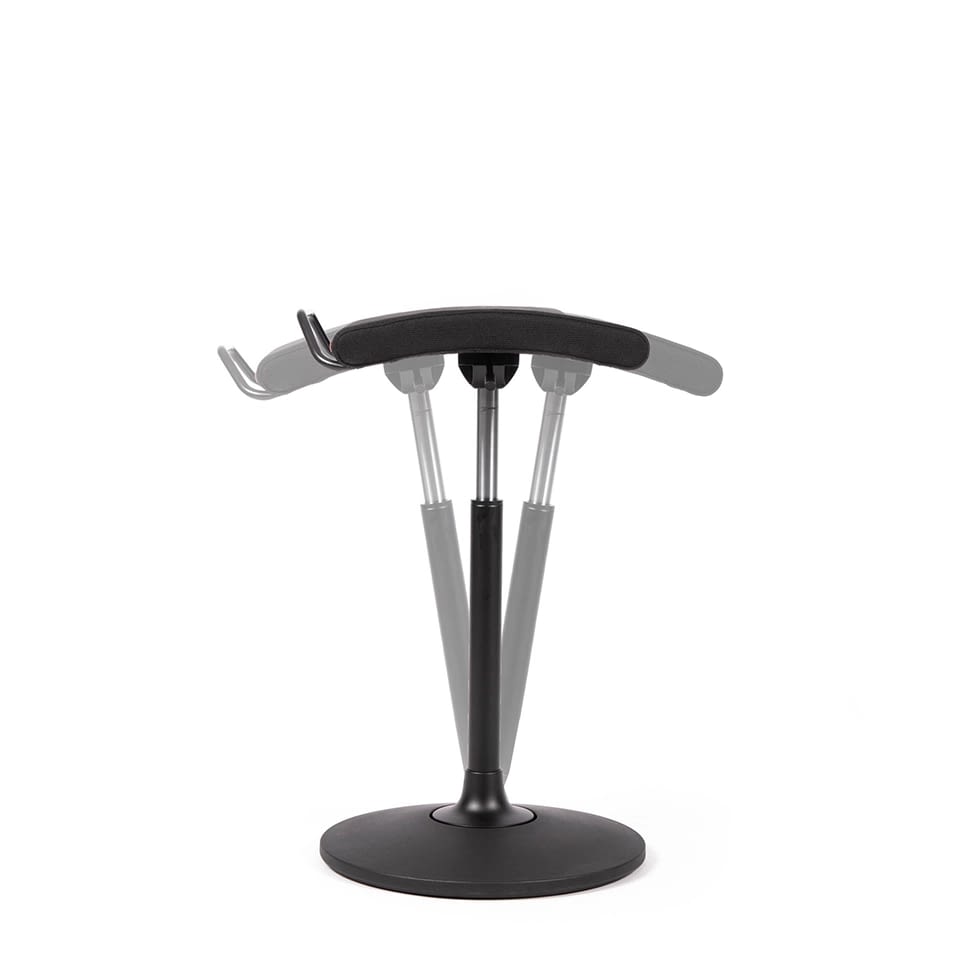 Der Stehhocker sella activa in Schwarz mit Stoffbezug ist als Freisteller dargestellt und zeigt die bewegliche Sitzfläche mit Schwingeffekt für ergonomische 360-Grad-Dynamik.