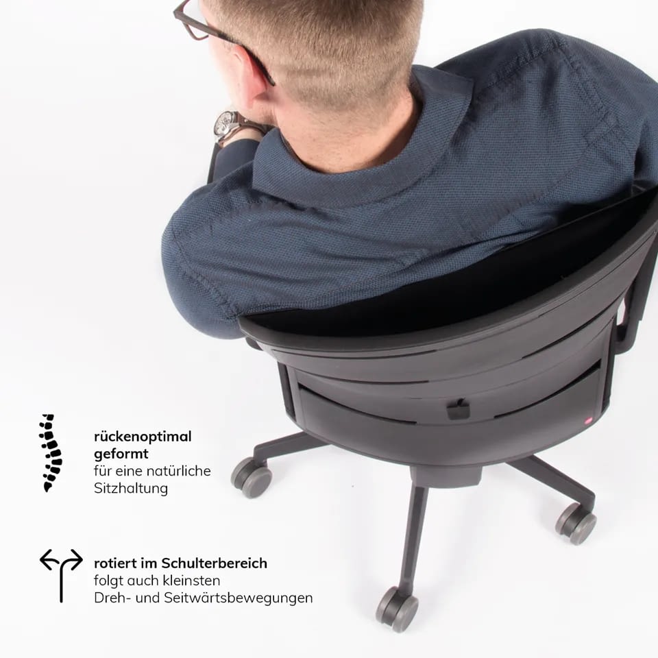 Von oben dargestellt steht die flexible Rückenlehne des ergonomischen Bürostuhls agilis matrix start-up im Fokus, während eine sitzende Person sich auf dem Stuhl bewegt.