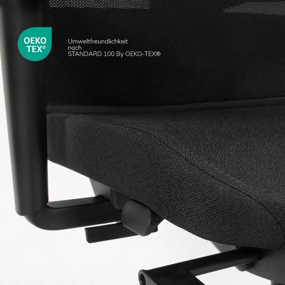Die Materialstruktur des schwarzen Stoffbezugs vom ergonomischen Bürostuhl agilis matrix start-up ist in einer Nahaufnahme detailreich dargestellt.