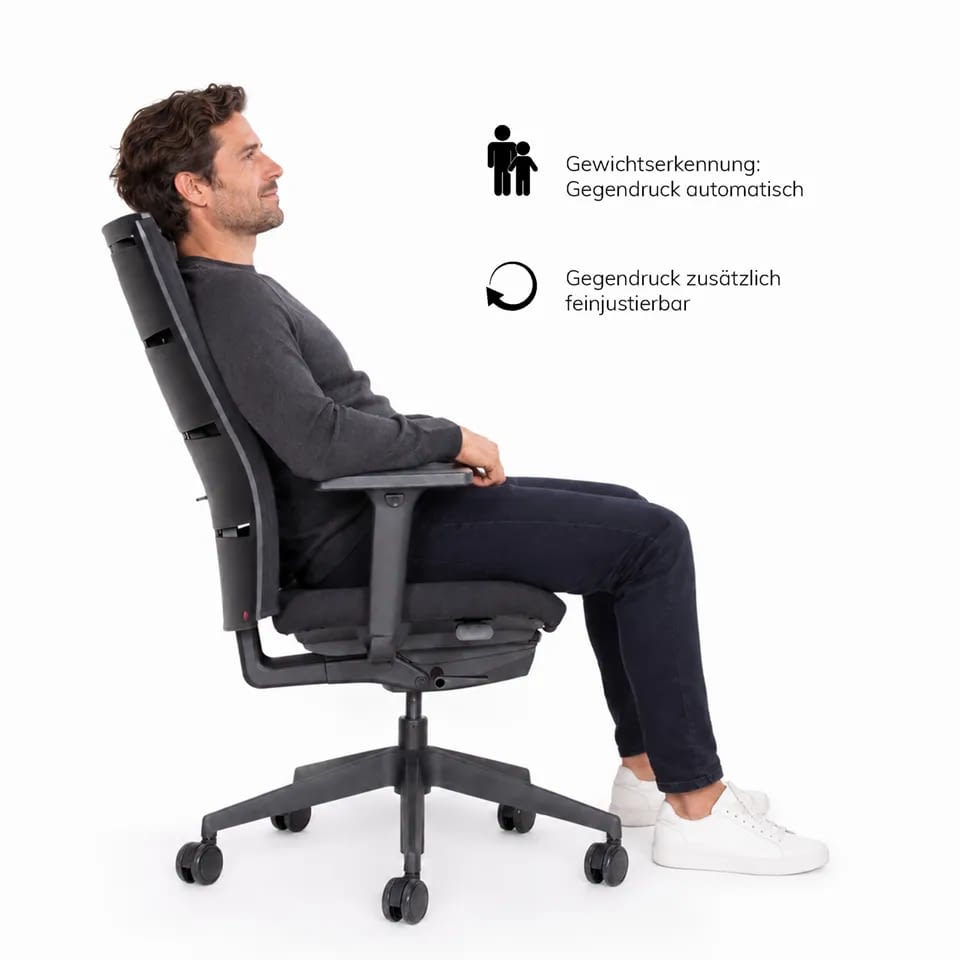 Seitlich dargestellt lehnt sich eine Person im ergonomischen Bürostuhl agilis start-up mit Synchronmechanik nach hinten.