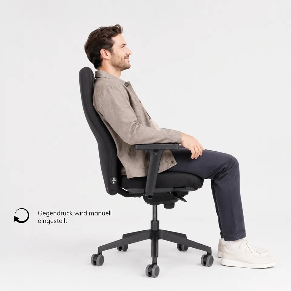 Auf dem seitlich dargestellten Bürostuhl agilis start-up lehnt sich eine Person entspannt nach hinten und zeigt die Sitzposition im Gebrauch.