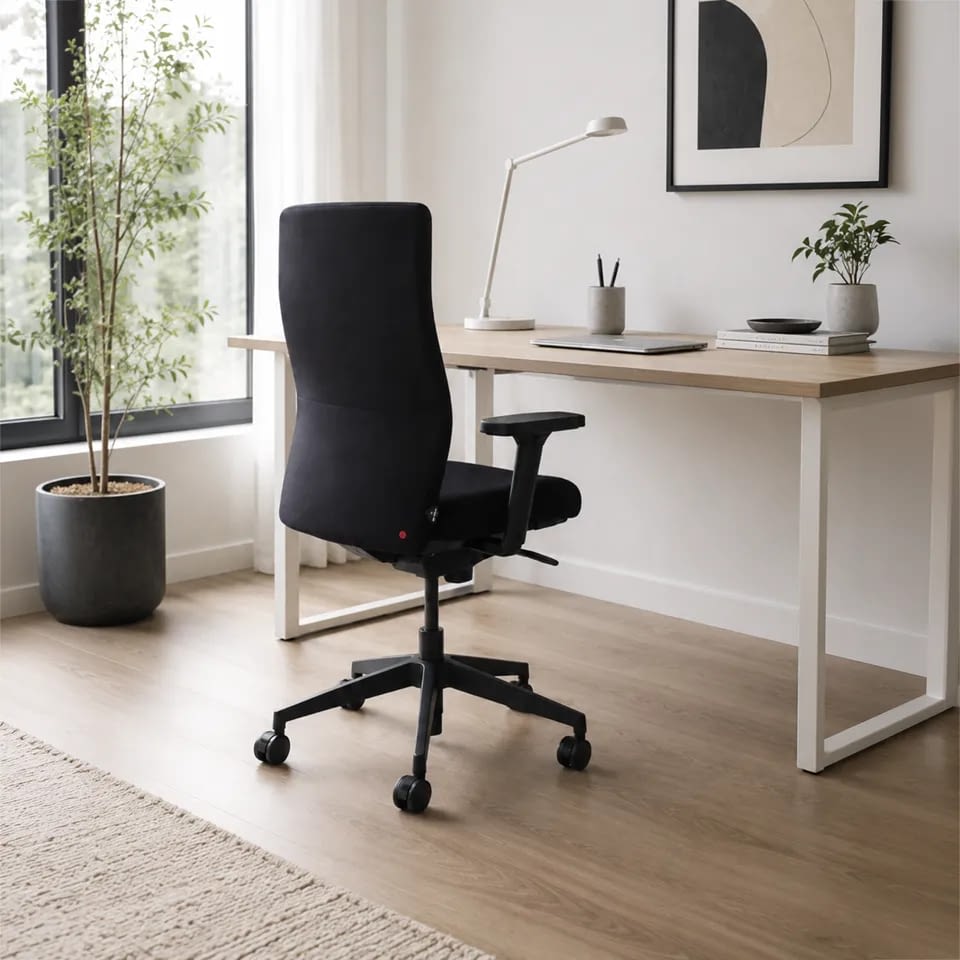 Im Homeoffice-Raum steht der ergonomische Bürostuhl agilis start-up in Rückansicht und ist Teil der Arbeitsumgebung.
