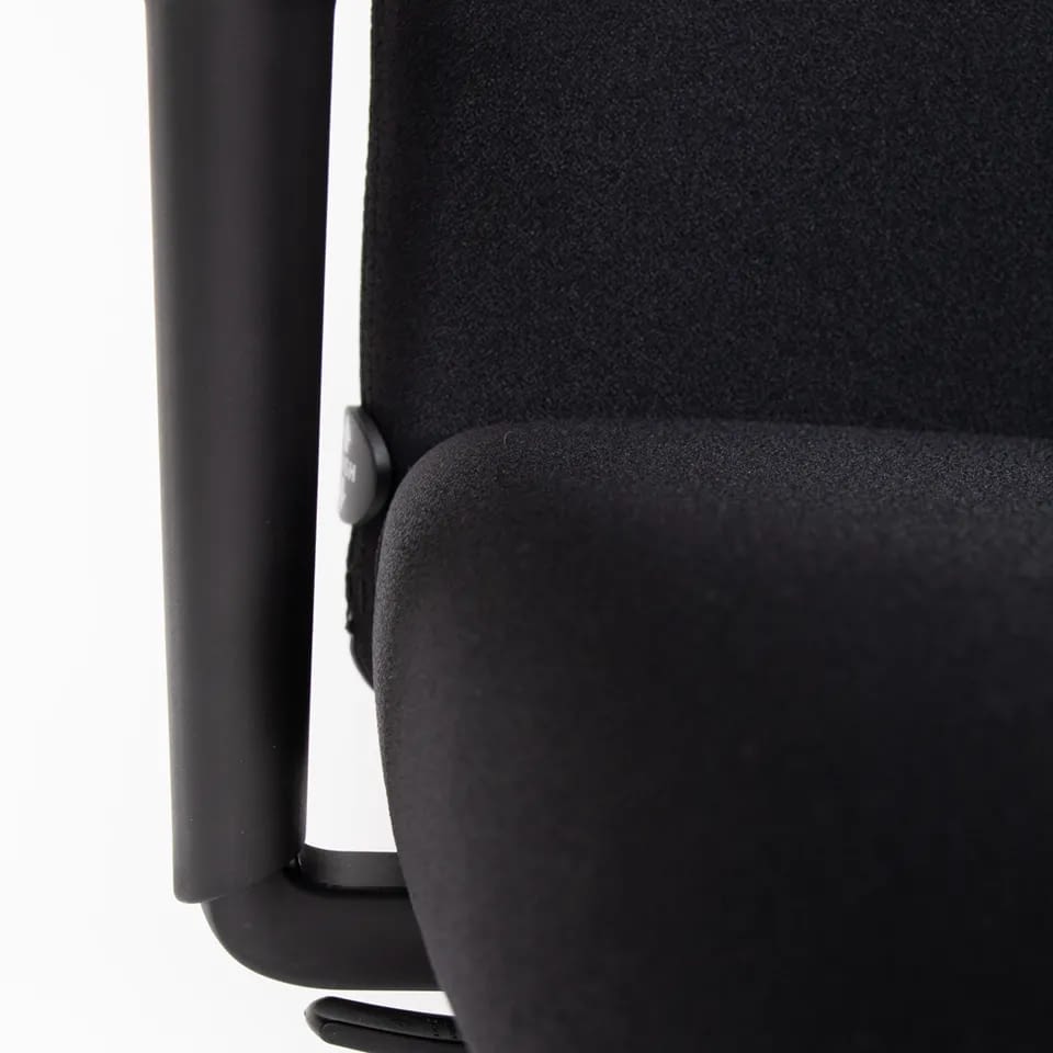 Bezug und Armlehnen des ergonomischen Bürostuhls agilis start-up in Detailansicht.