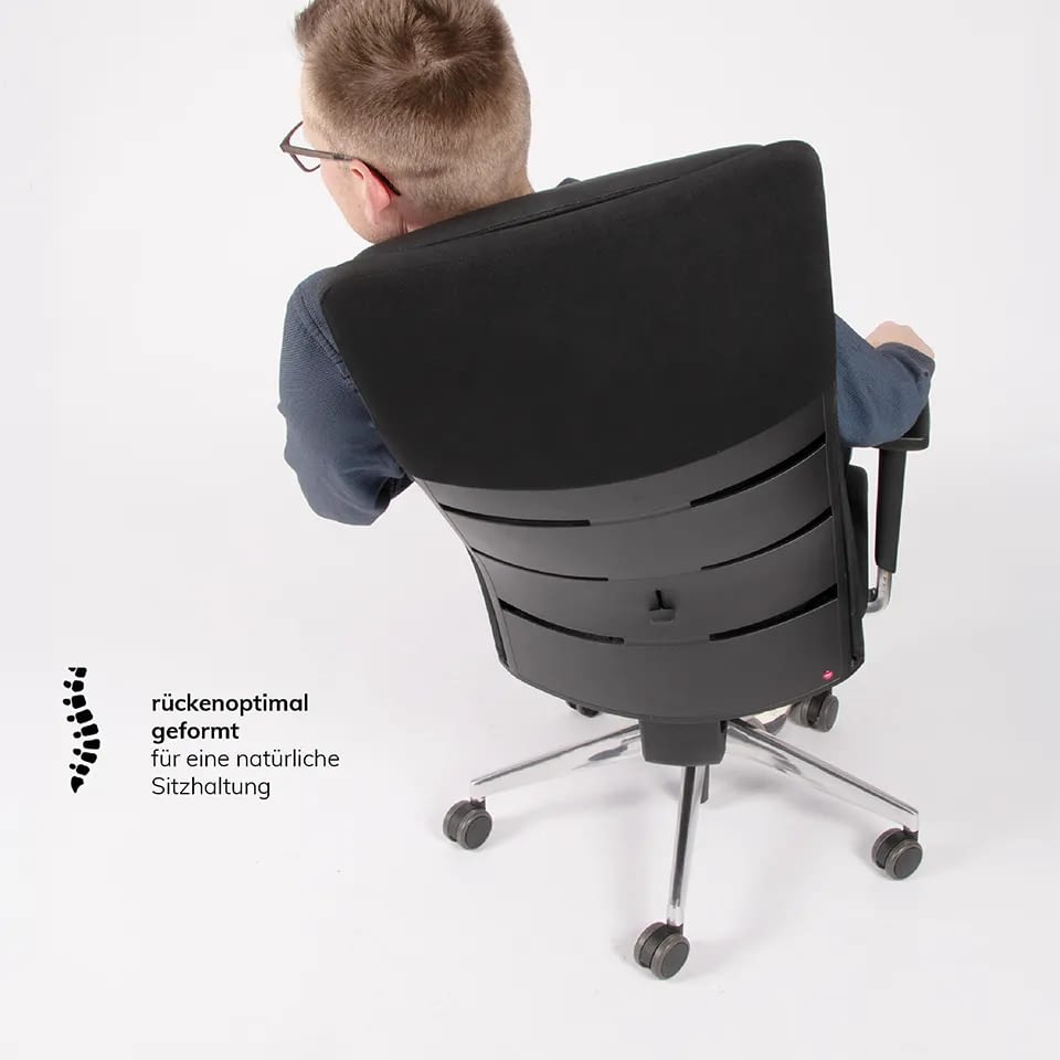 Obere Ansicht der Rückenlehne eines agilis matrix Bürostuhls mit einer sitzenden Person in entspannter, angelehnter Position