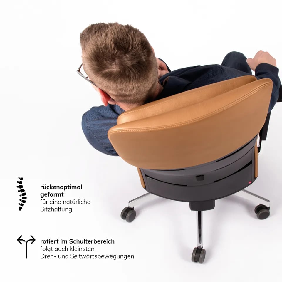 Aus der Draufsicht zeigt sich der Chefsessel agilis matrix mit einer Person, die die flexible Anpassung der Rückenlehne demonstriert.
