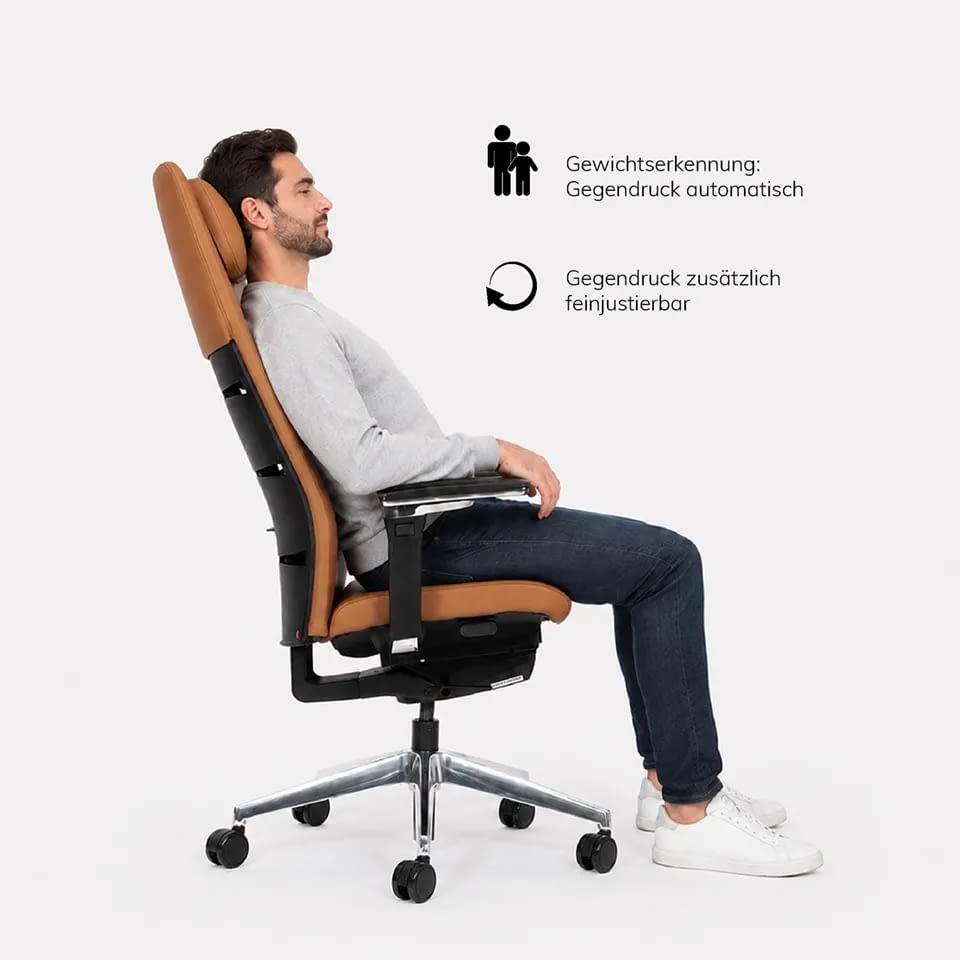 Die seitliche Ansicht zeigt eine Person, die sich im Chefsessel agilis matrix anlehnt. Die Gewichtserkennung reagiert automatisch und lässt sich zusätzlich fein einstellen.
