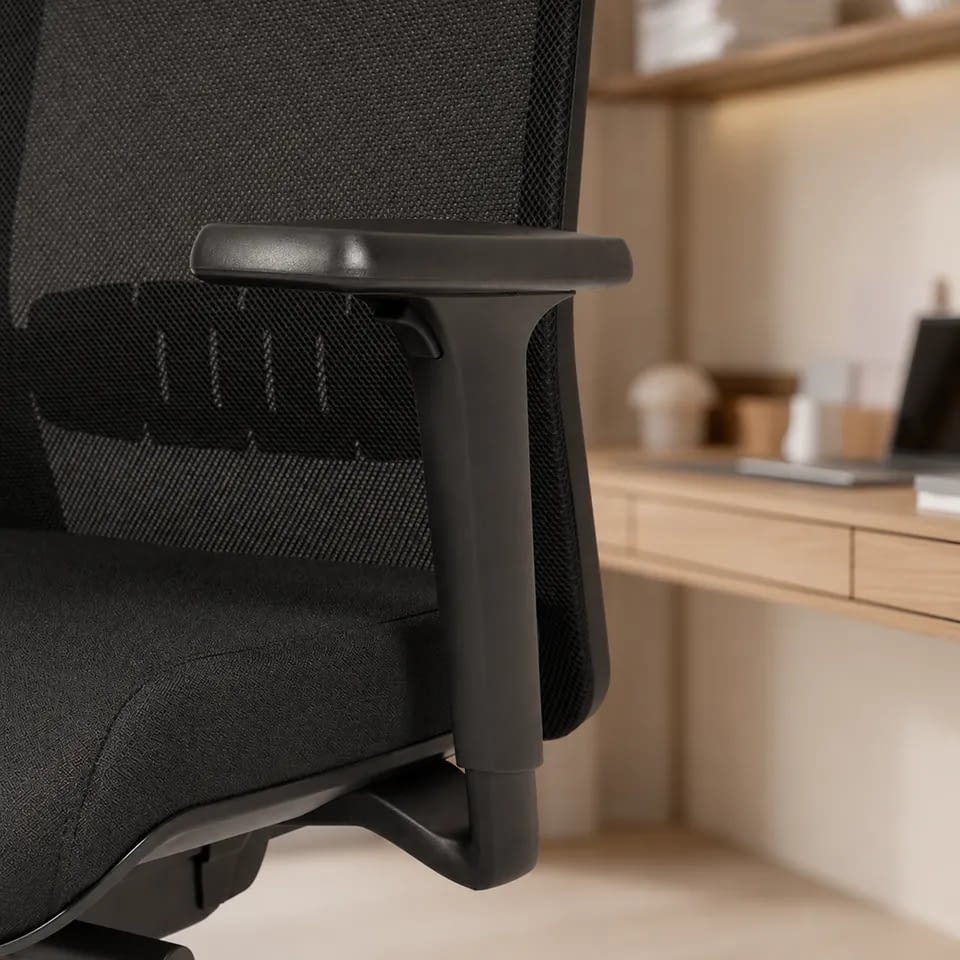 Fokus auf die Armlehne des ergonomischen Bürostuhls proto in schwarz mit Netzrücken in Nahaufnahme.