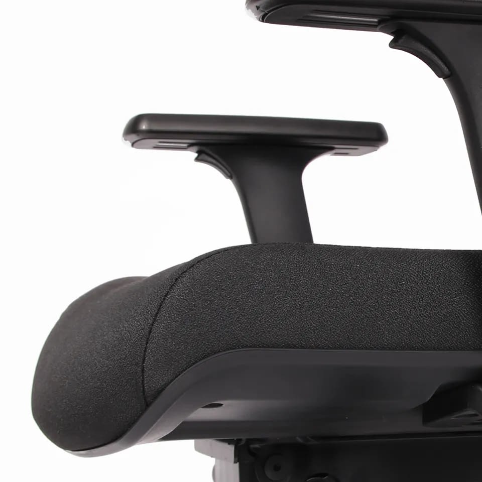 Seitliche Nahaufnahme des ergonomischen Bürostuhls proto mit Fokus auf die vollflächig gepolsterte Sitzfläche und die durchgehende Polsterstruktur.