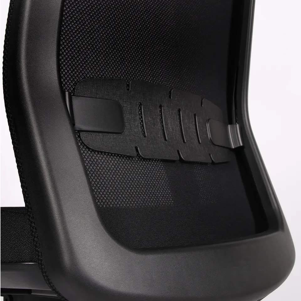 Im Nahbereich ist die Lordosenstütze des Bürostuhls proto mit Netzrücken erkennbar und zeigt die ergonomische Unterstützung im unteren Rückenbereich.