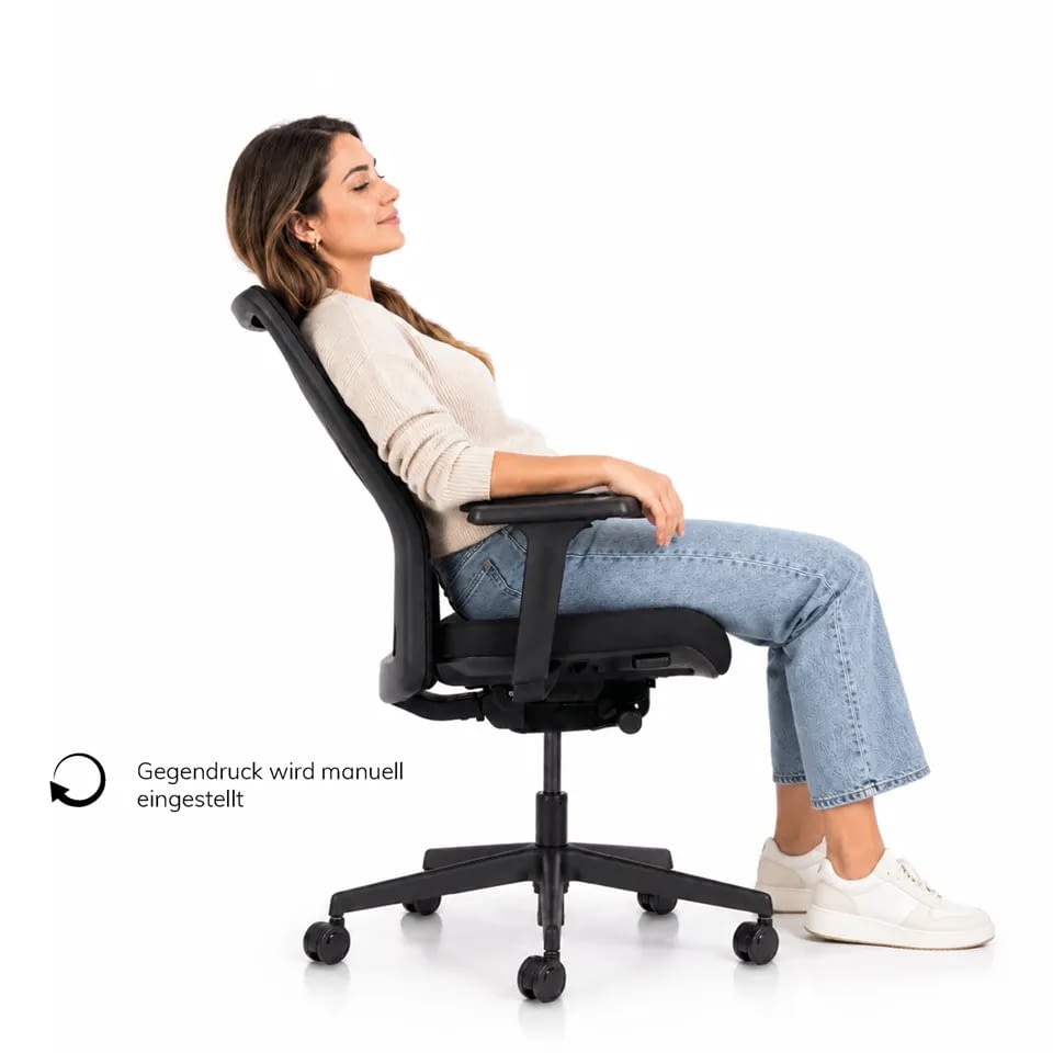In der Seitenansicht des ergonomischen Bürostuhls proto lehnt sich eine Person zurück und zeigt die Wirkung der ergonomischen Rückenlehne.