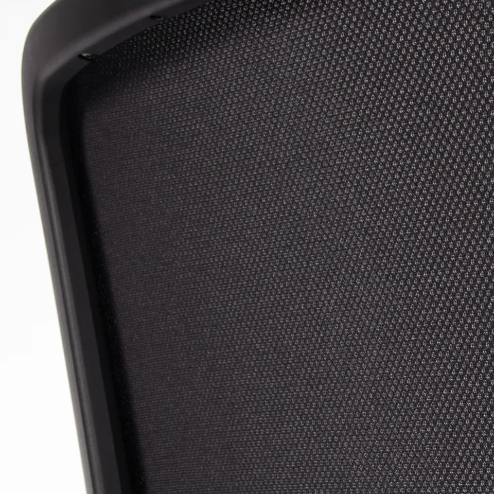 Detailaufnahme des schwarzen Netzrückens vom Bürostuhl proto mit Fokus auf die offen strukturierte Mesh-Bespannung.