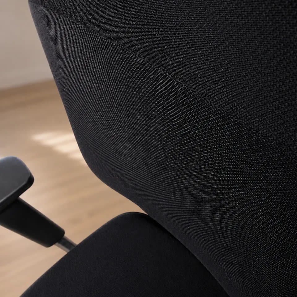 Im Detailausschnitt befindet sich die Netzstruktur des ergonomischen Bürostuhls agilis matrix comfort in schwarz.