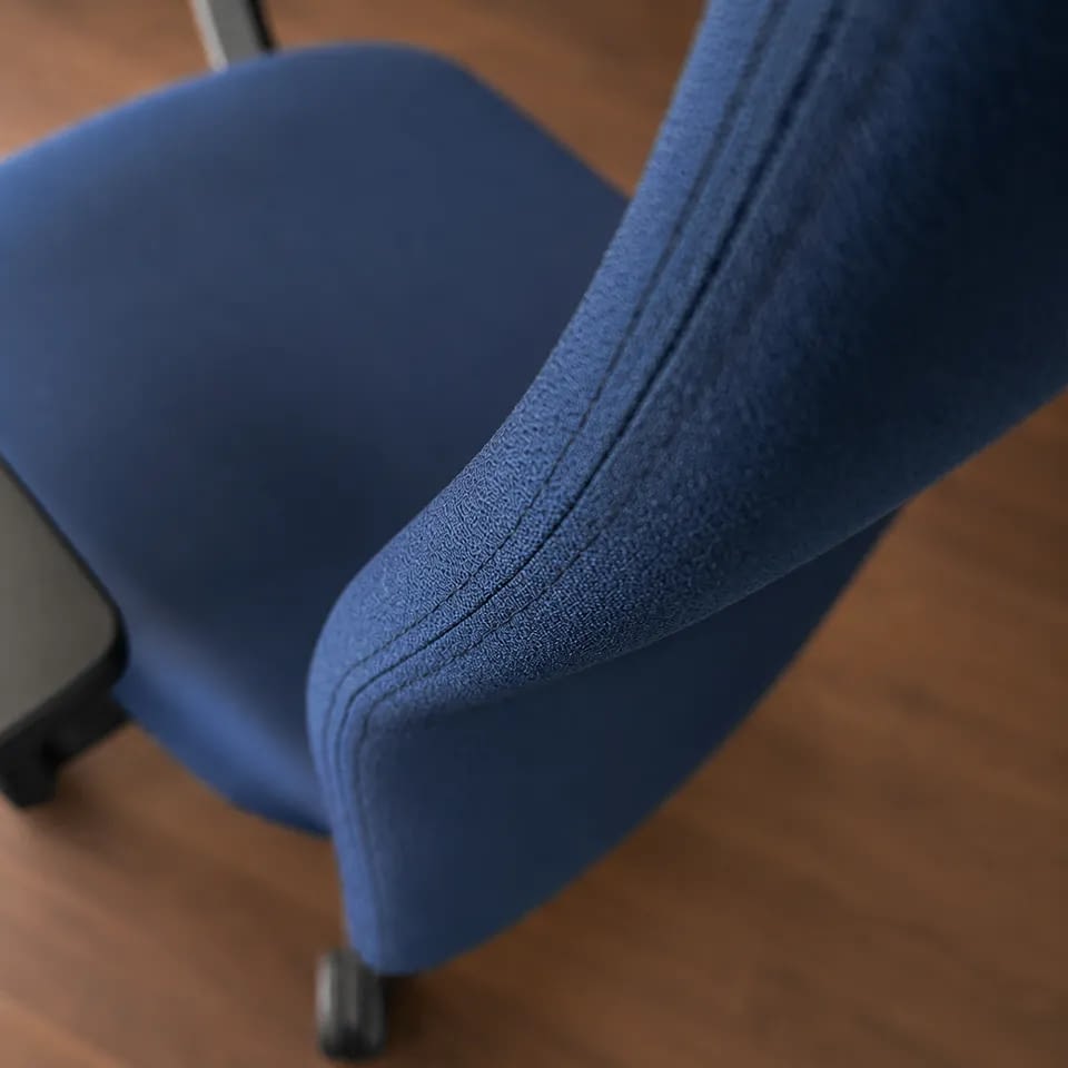 Polsterstruktur und Polsternaht des ergonomischen Bürostuhls agilis eco in dunkelblau sind im Detail gut erkennbar.