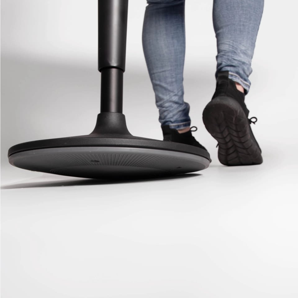 In der Detailaufnahme ist die Unterseite des Stehhockers sella flex in Bewegung zu sehen, konvexer Bodenteller und Bewegung sind sichtbar.
