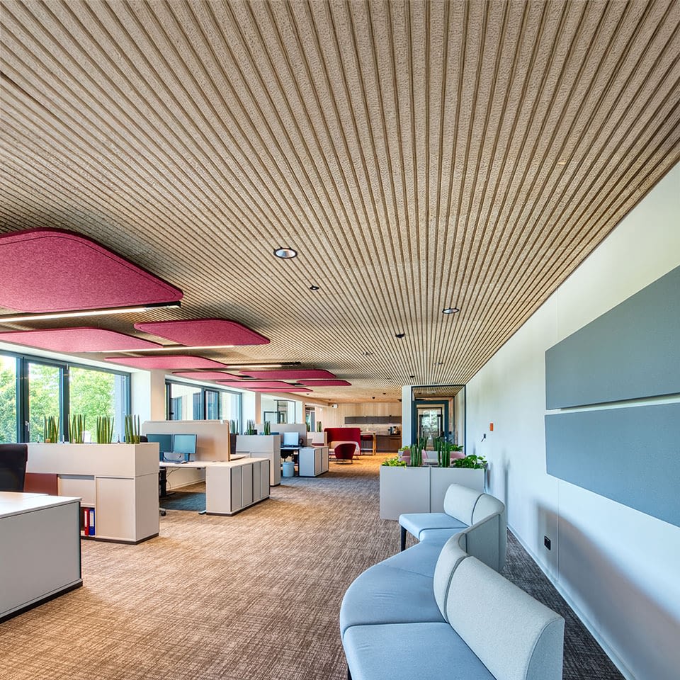 Büromöbel Leasing Rechenbeispiele Großraumbüro mit ergonomischen Bürostühlen Sitz-Steh-Schreibtischen und Akustikpaneelen Hersteller lento