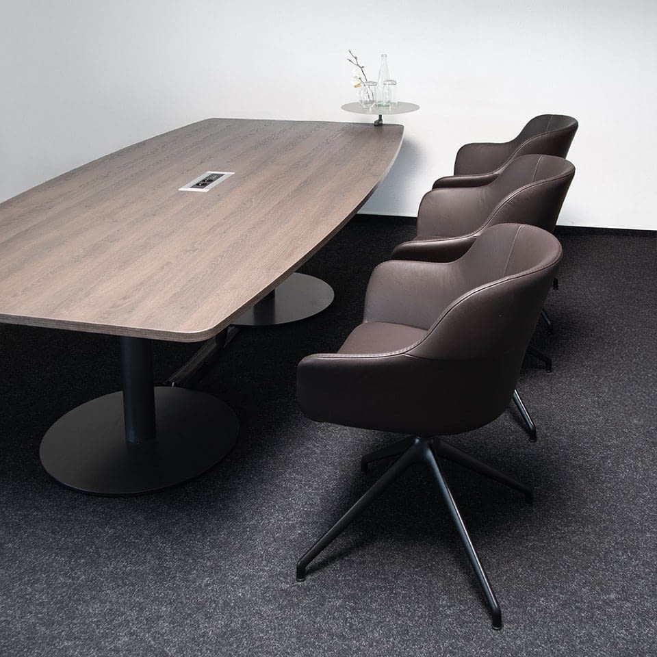 Seitliche Gruppenansicht von Konferenzstühlen sitting smart Cosy High Leder Marron mit Konferenztisch