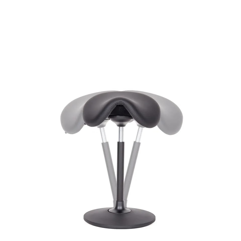 Sattelhocker sella schwarz freigestellt zur Darstellung der ergonomischen Sitzform und 360 Grad Beweglichkeit Hersteller lento