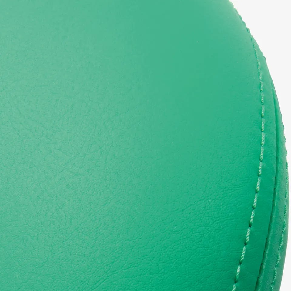 In der Detailaufnahme zeigt sich der Sattelhocker sella in Grün mit Kunstlederoberfläche, deren Struktur klar erkennbar ist und die desinfektionsmittelbeständig ausgeführt ist.