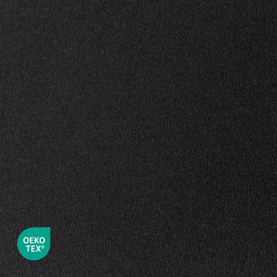 Die schwarze Stoffoberfläche der Sitz Stehhilfe sella ist im Detail mit sichtbarer Struktur abgebildet.