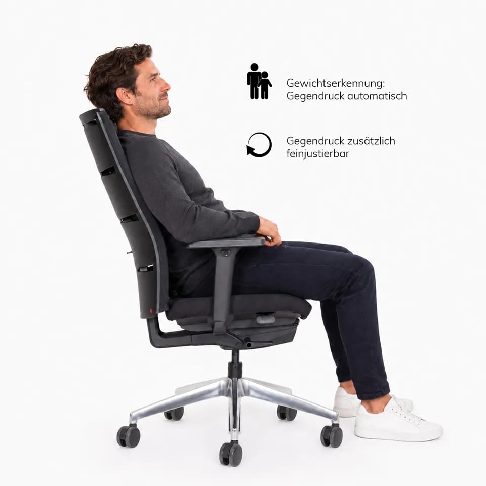 Seitlich dargestellt lehnt sich eine Person im ergonomischen Bürostuhl agilis matrix start-up Sonderedition mit Aluminium-Fußkreuz entspannt nach hinten und nutzt die Sitzautomatik mit Gewichtseinstellung.